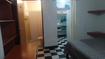 1 bedroom, desk, WiFi