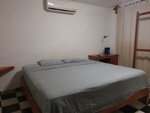 1 bedroom, desk, WiFi