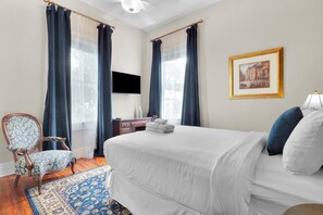 3 bedrooms, desk, iron/ironing board, free WiFi - Manor with Private Courtyard, Private Parking by Lucky Savannah (Savannah)