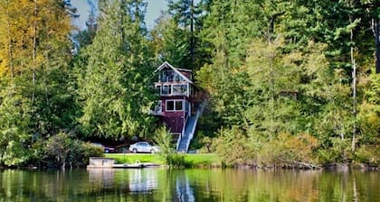 'Emerald Lake Chalet - MEILLÄ ON UUSI PEDEDLEVENETTI JA 3 UUTTA KAYAKista!