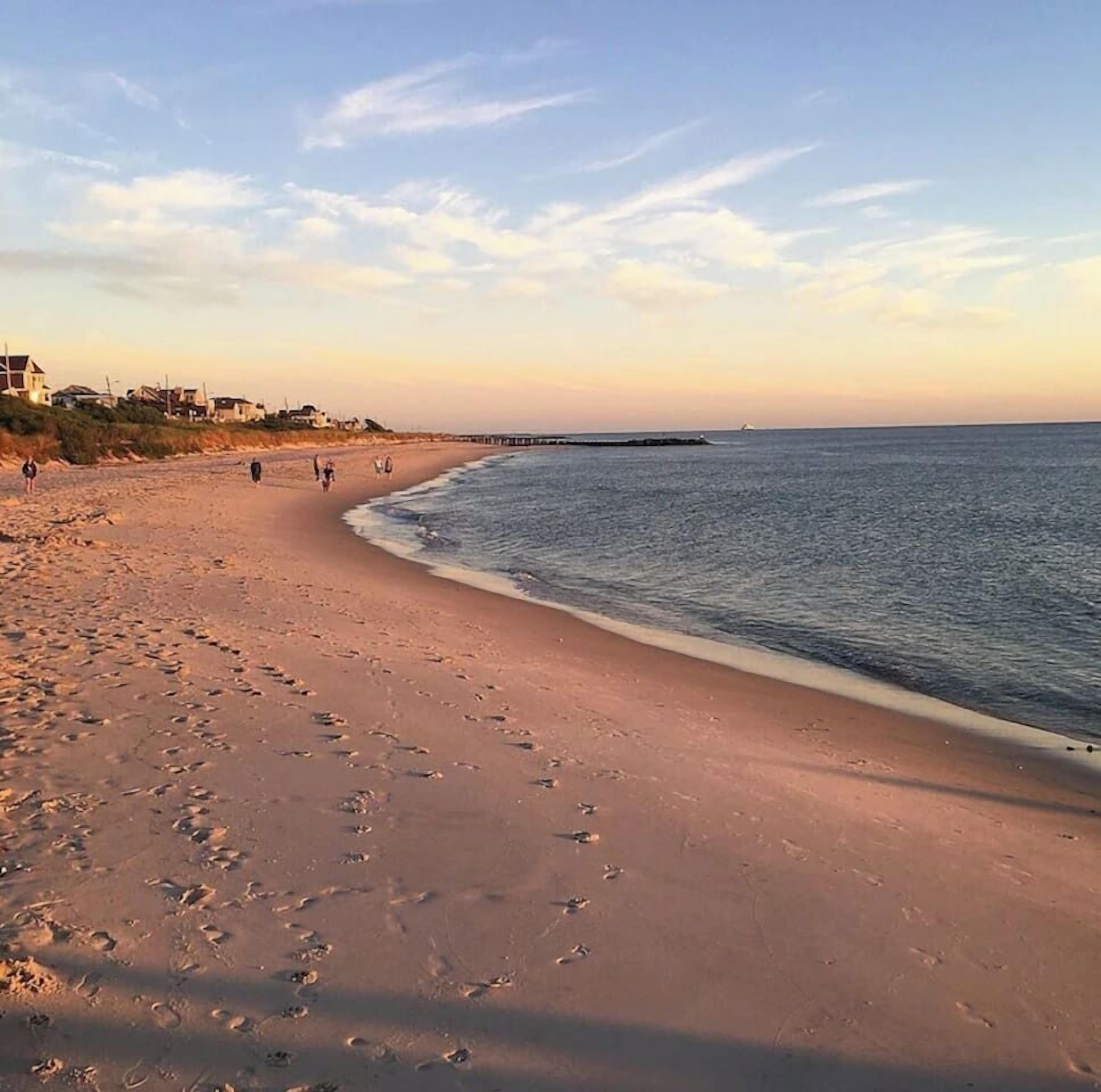 Beach nearby, sun-loungers, beach towels