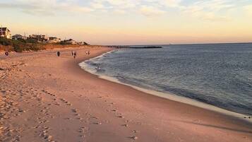 Beach nearby, sun-loungers, beach towels