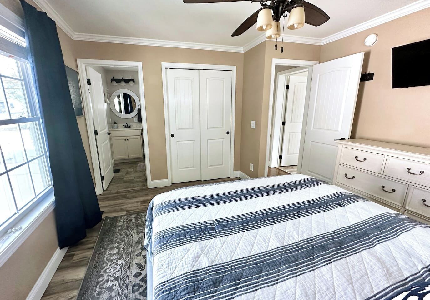 3 bedrooms, iron/ironing board, WiFi (free), bed sheets