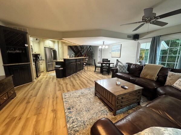 تلفزيون بشاشة مسطحة، مدفأة، مشغل دي في دي