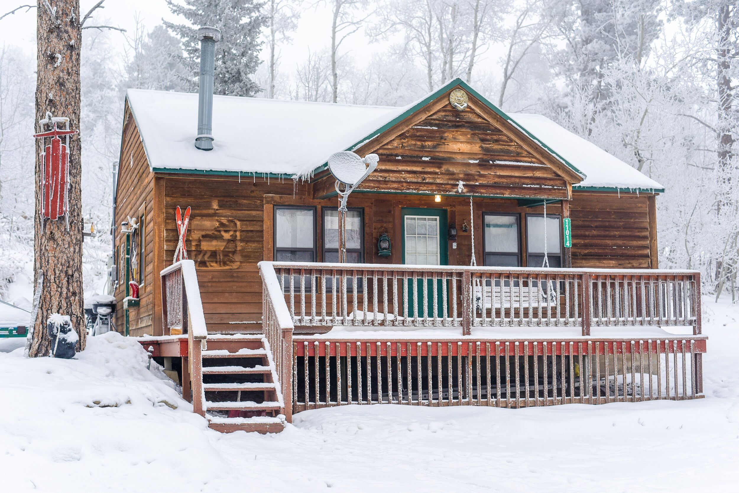 Cozy 2BR Log Cabin Surrounded by Pine Trees, Close to Terry Peak and Deadwood