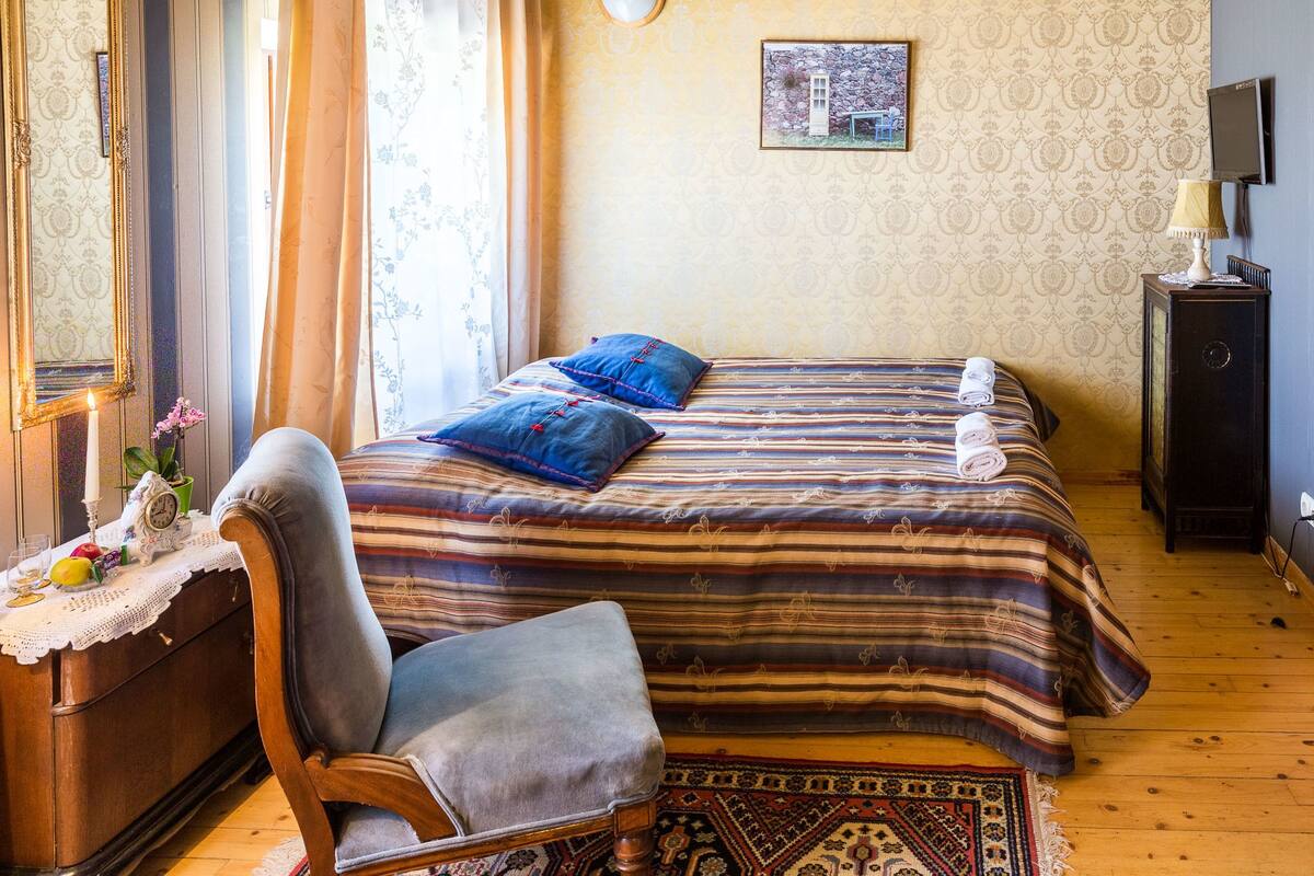 1 bedroom, individually decorated, individually furnished, desk