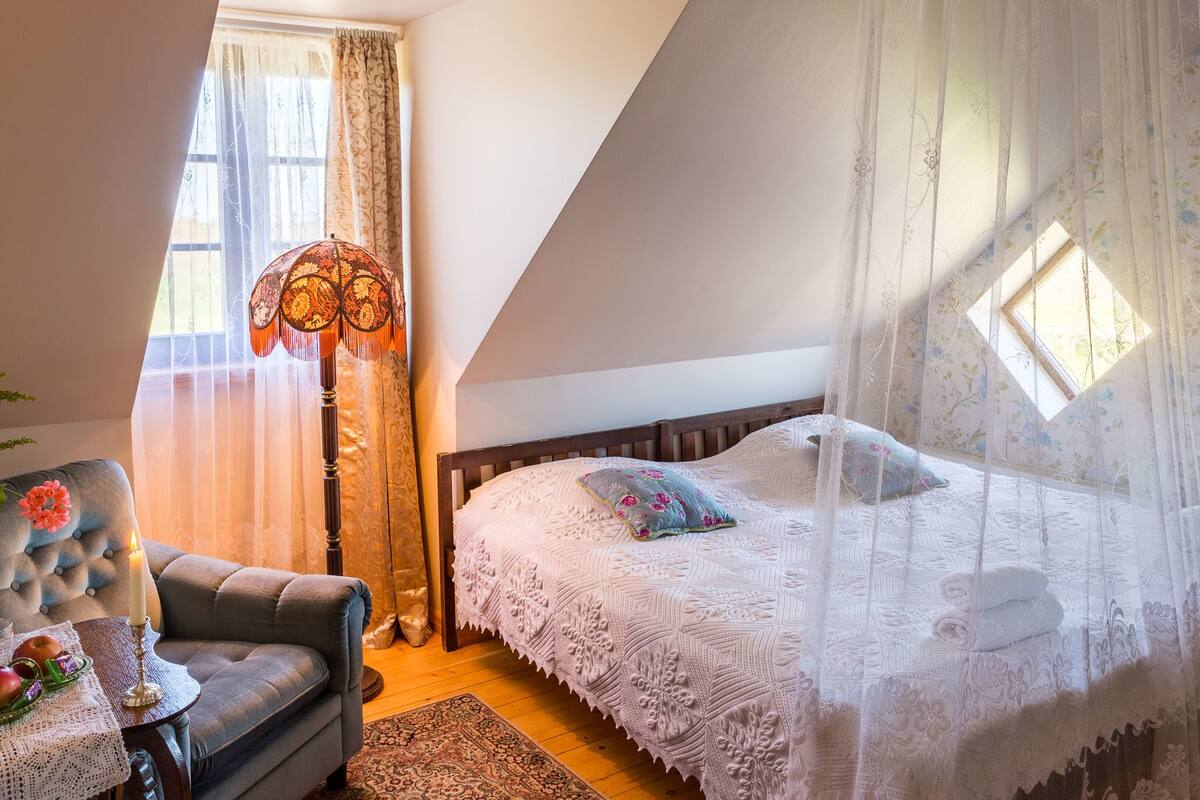 1 bedroom, individually decorated, individually furnished, desk