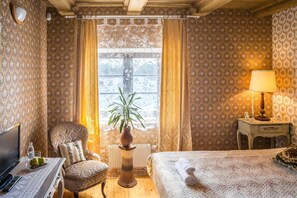 1 bedroom, individually decorated, individually furnished, desk
