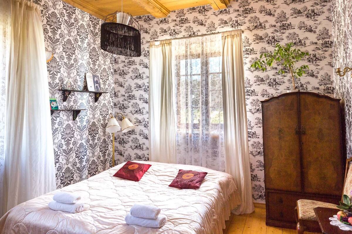 1 bedroom, individually decorated, individually furnished, desk