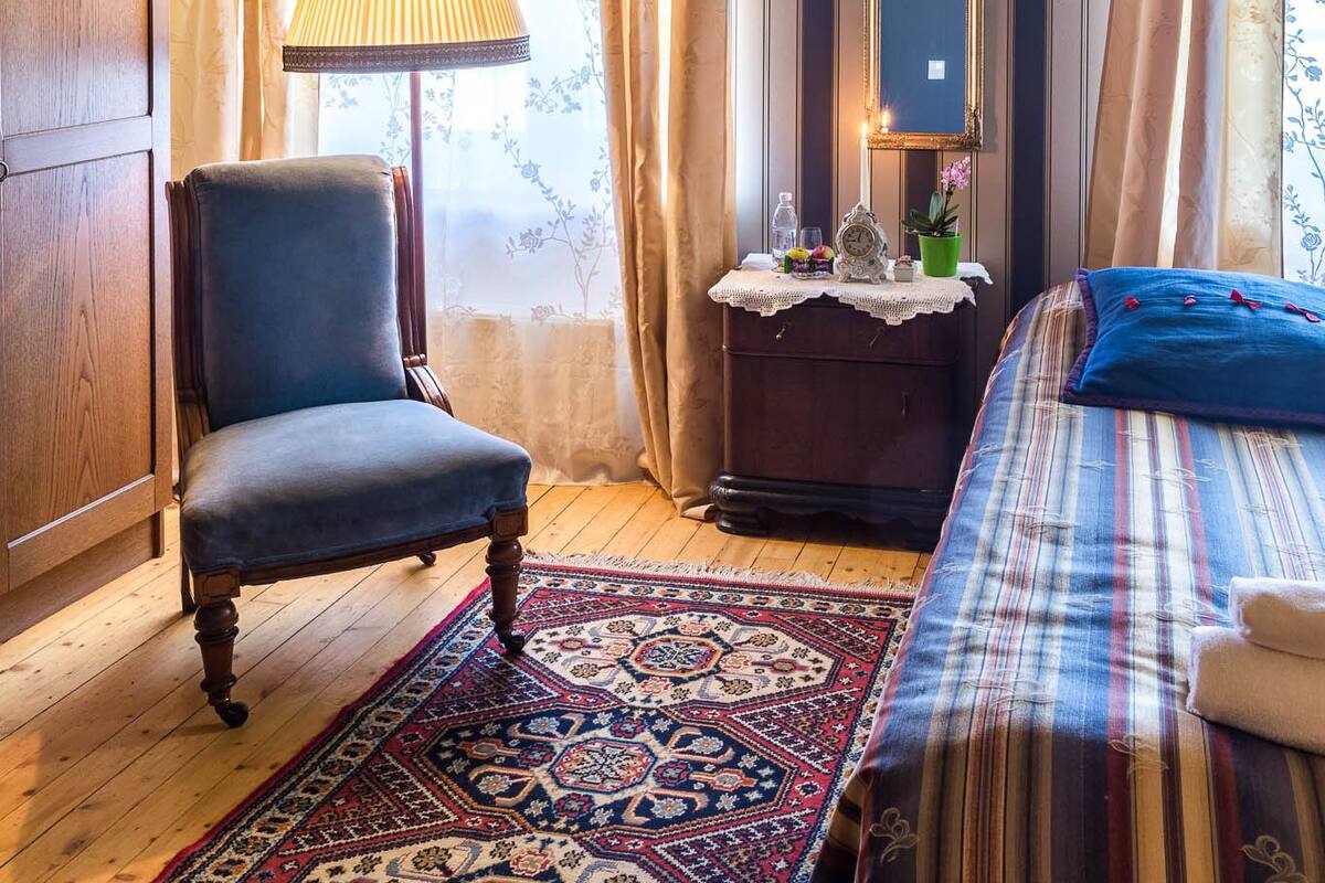 1 bedroom, individually decorated, individually furnished, desk