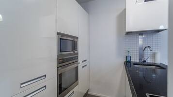 Studio | Eigene Kochnische | Großer Kühlschrank, Mikrowelle, Ofen, Herdplatte