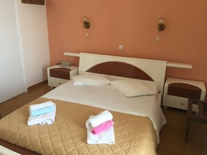 In-room safe, desk, blackout drapes, free WiFi - Hotel Methanion (Troizinia)