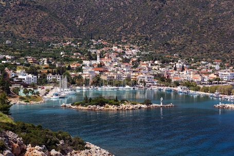 Lago. Hotel Methanion