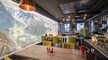 Se sirven cenas y cocina local e internacional