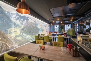 供应晚餐，本地与国际菜