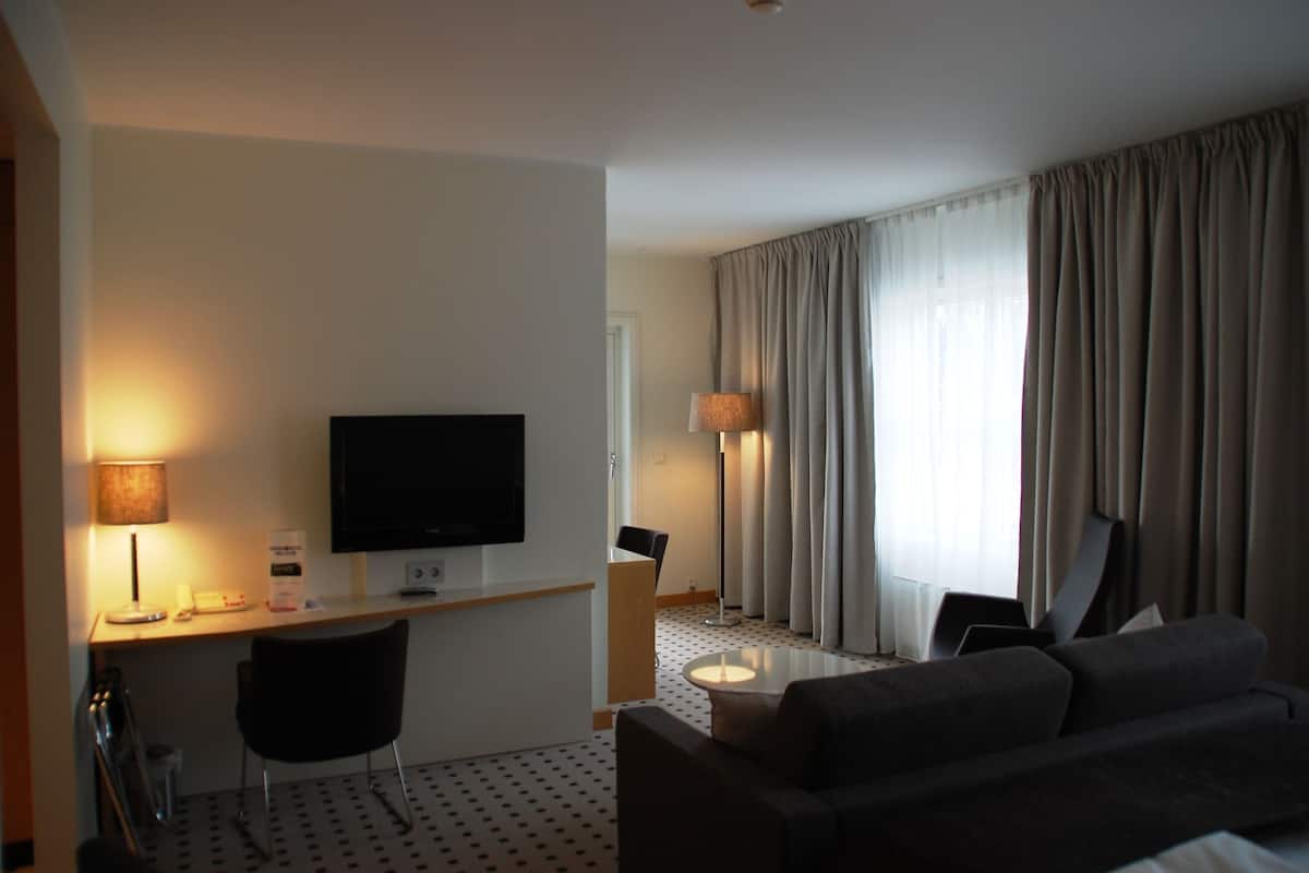 junior suite | living area | flat-screen tv
