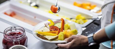 Ein reichhaltiges Buffet mit verschiedenen Speisen und einem Marmeladenglas.