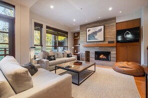 Televisie, een open haard en een stereo