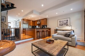 Fernseher, Kamin, Stereoanlage