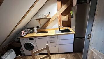 Køleskab, mikrobølgeovn, kogeplade, opvaskemaskine