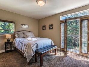 2 bedrooms, iron/ironing board, WiFi, bed sheets - Downtown Corner Unit with Views (Leavenworth)