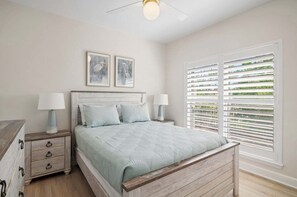 6 bedrooms, iron/ironing board, free WiFi, bed sheets - ⭐Sleeps 20 & steps to the Beach- Community Pools- Elegance on the Gulf⭐ (Miramar Beach)