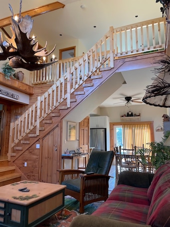 Smart TV. Moose Lodge - Rustic and Cozy