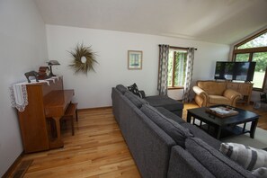 Smart TV, chimenea, reproductor de DVD, futbolito