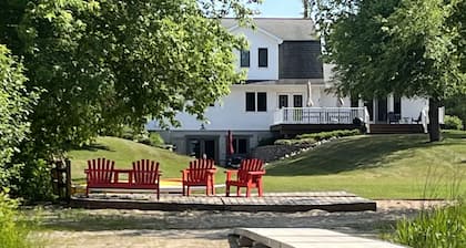 Peaceful Retreat for Families/Couples/Groups - All Sports Lake w/ Kayaks & SUP's