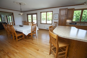 Dining - Peaceful Retreat for Families/Couples/Groups - All Sports Lake w/ Kayaks & SUP's (Cadillac)