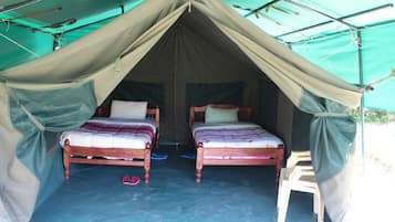 Escritorio y ropa de cama