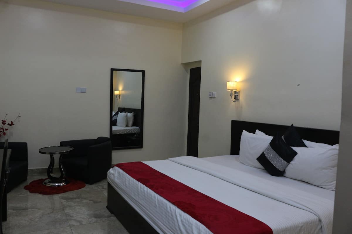 Phòng Suite cơ bản | Bộ đồ giường cao cấp, két bảo mật tại phòng, bàn