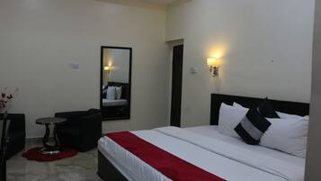 Basic Suite | Premium bedding, in-room safe, desk, laptop workspace