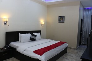 Roupas de cama premium, cofres nos quartos, escrivaninha