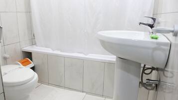 Een diep bad, gratis toiletartikelen, handdoeken