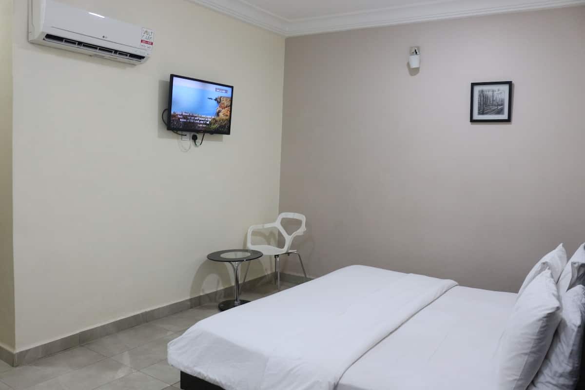 Premium bedding, in-room safe, desk, laptop workspace