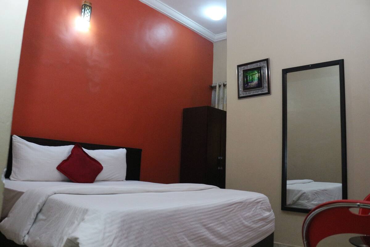 Premium bedding, in-room safe, desk, laptop workspace