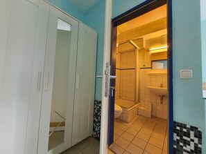 Chambre Triple Standard | Salle de bain | Douche, sèche-cheveux, serviettes fournies