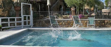 Una piscina al aire libre, cabañas de piscina gratuitas, sombrillas