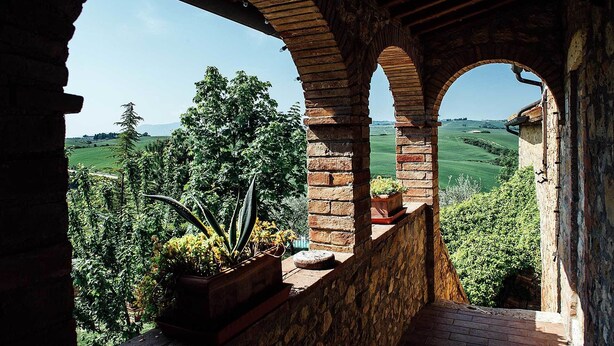 A stone balcony with arches overlooking a lush green landscape. - Agriturismo Palazzo Conti A (San Quirico d'Orcia)