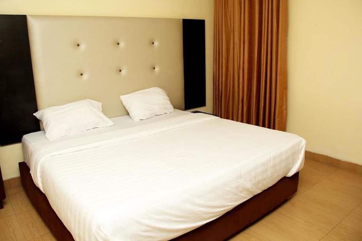 Kamar Deluks | Meja kerja, ruang kerja ramah laptop, Wi-Fi gratis, dan seprai linen