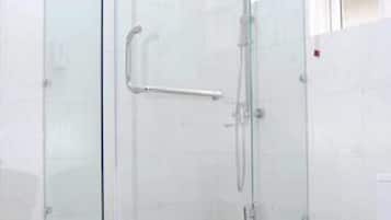 Shower, rainfall showerhead, free toiletries, towels