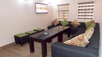 Breakfast, lunch, dinner served; local and international cuisine