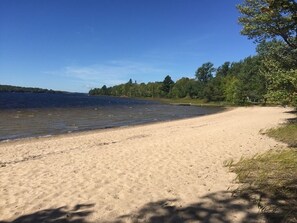 En la playa y camastros