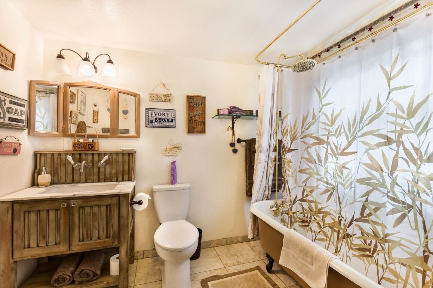 Ensemble douche/baignoire, sèche-cheveux, serviettes fournies, savon