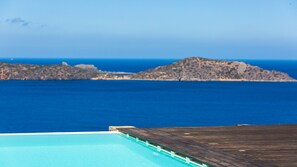 Piscine extérieure, parasols de plage, chaises longues
