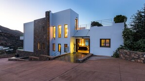 Front of property – evening/night - Elounda Black Pearl Villa (Agios Nikolaos)