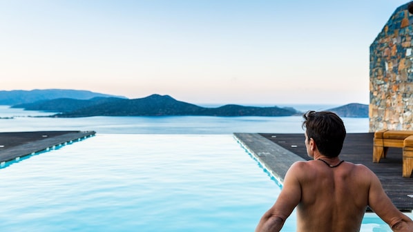 Outdoor pool, pool umbrellas, sun loungers - Elounda Black Pearl Villa (Agios Nikolaos)