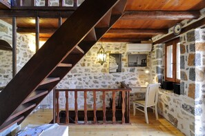 Suite (Evenos) | 1 bedroom, iron/ironing board, free cots/infant beds, free WiFi
