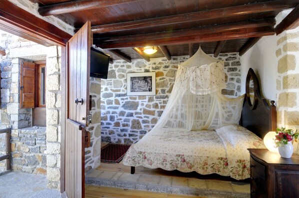 Suite (Kaktos) | Iron/ironing board, free cots/infant beds, free WiFi, bed sheets - Elounda Traditional Art Suites (Agios Nikolaos)